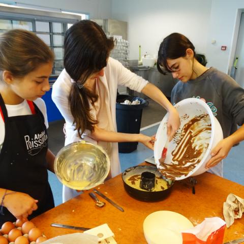 Woldingham-summer-camp-premiumplus-cooking